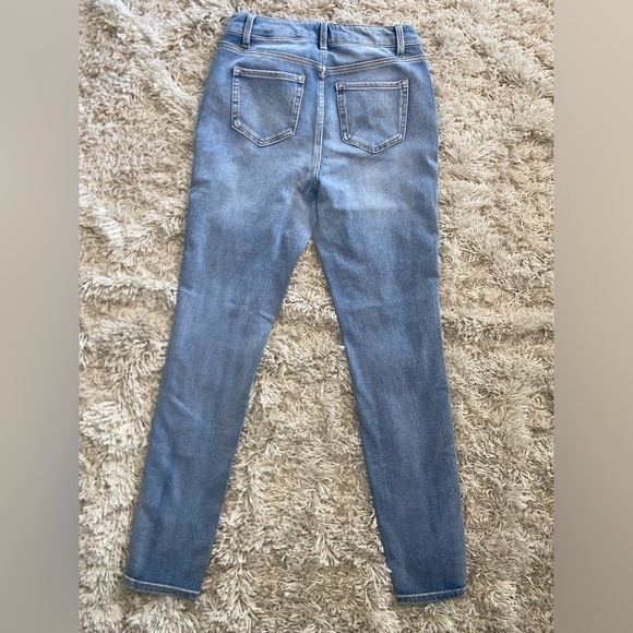 Time and Tru NWT Women’s Classic High Rise Skinny Jeans Light Wash New Size 2 - Picture 9 of 10